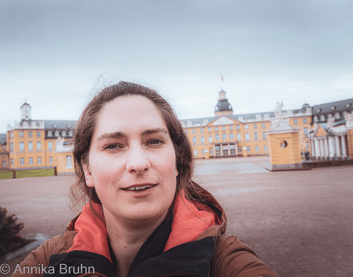 Ich vor dem Schloss Karlsruhe